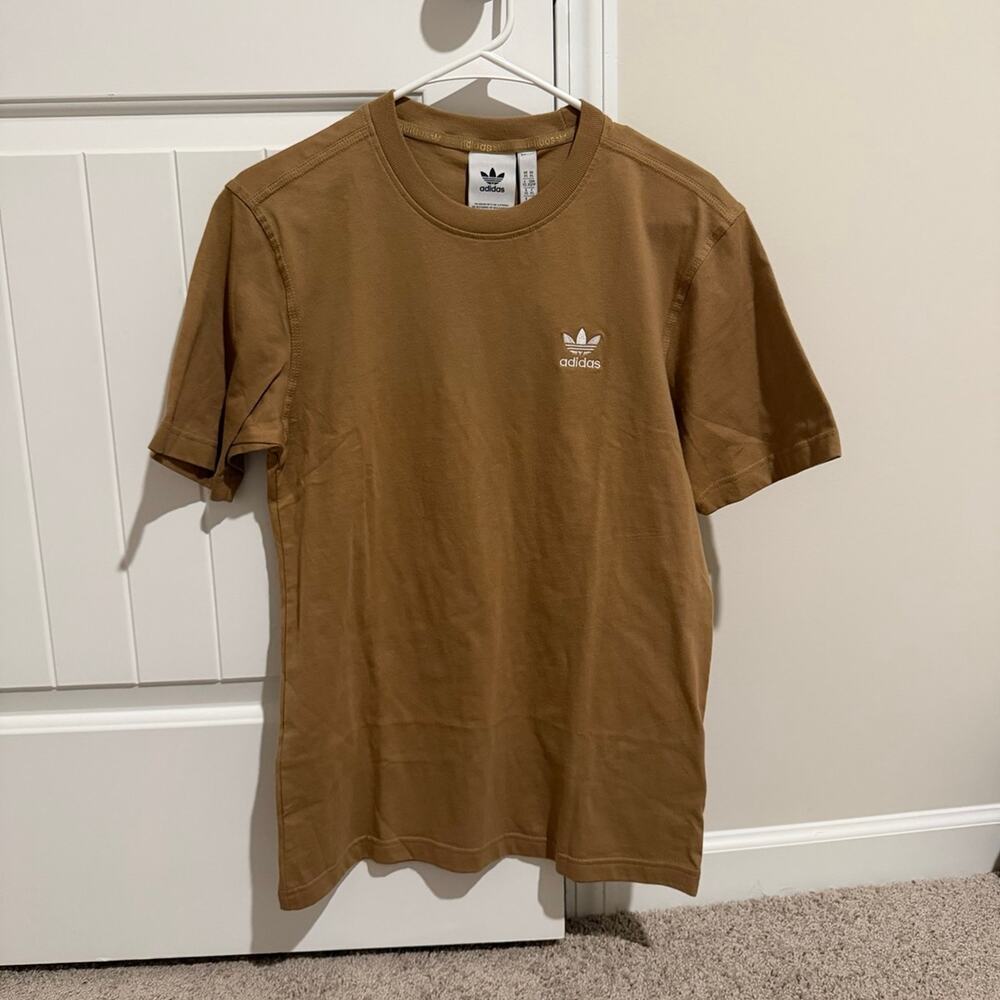 NWT Men’s Beige Adidas Stripes Tunes T-shirt